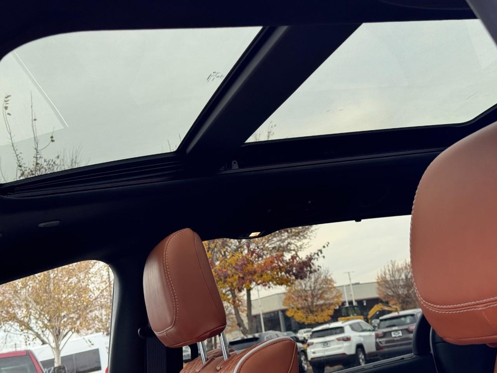 Chrysler Pacifica Vehicle Full-screen Gallery Image 14