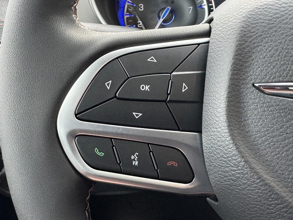 Chrysler Pacifica Vehicle Full-screen Gallery Image 15