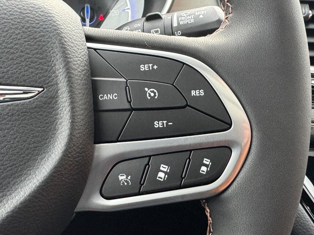 Chrysler Pacifica Vehicle Full-screen Gallery Image 16