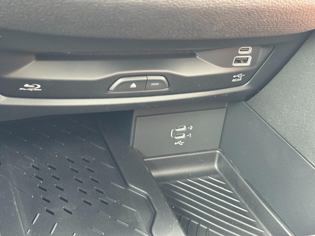 Chrysler Pacifica Vehicle Full-screen Gallery Image 17