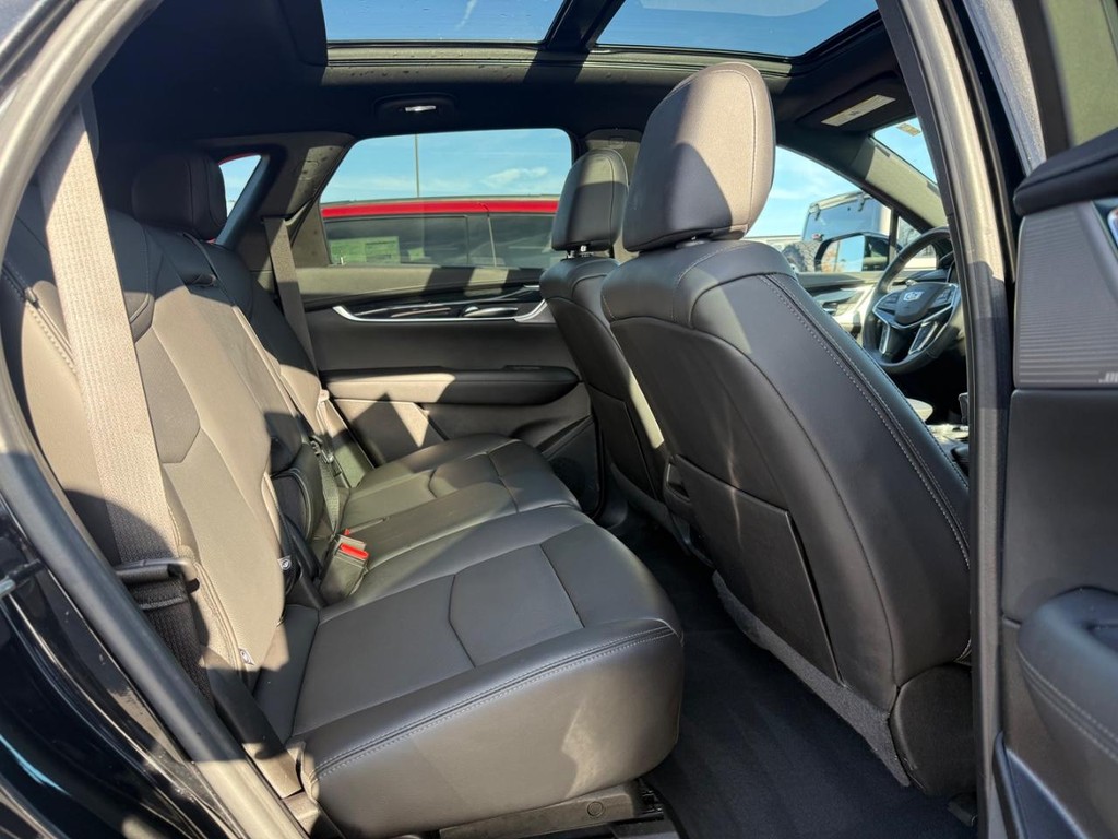 Cadillac XT5 Vehicle Full-screen Gallery Image 11