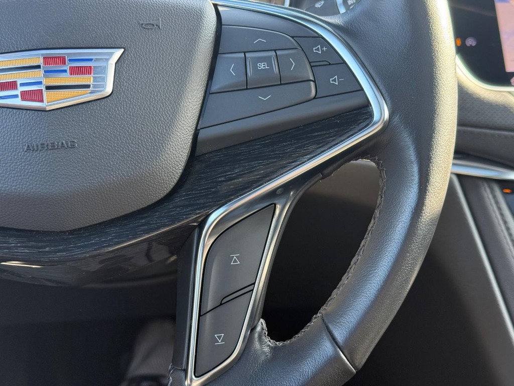 Cadillac XT5 Vehicle Full-screen Gallery Image 16