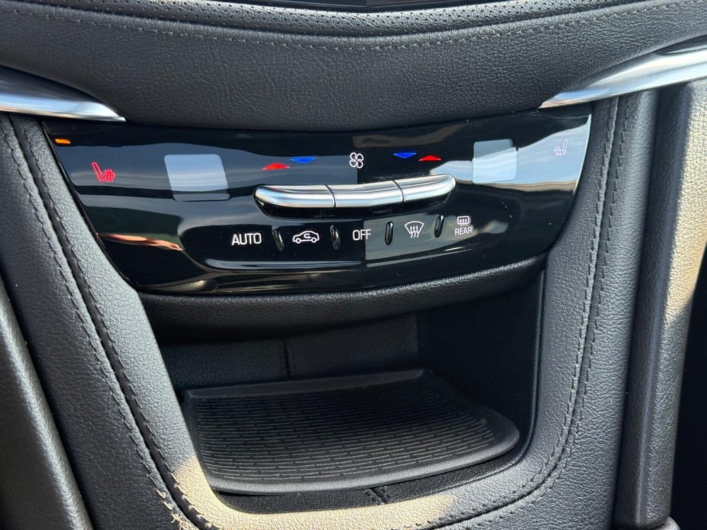 Cadillac XT5 Vehicle Full-screen Gallery Image 20