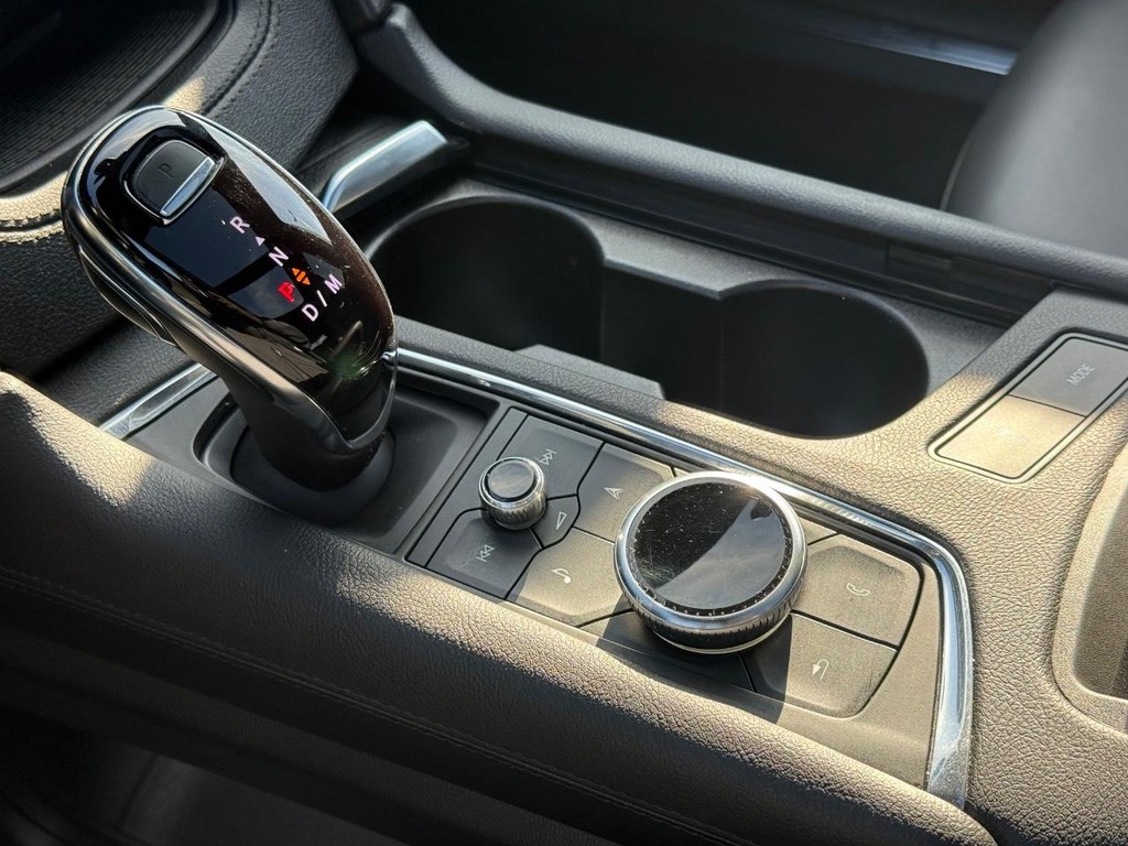 Cadillac XT5 Vehicle Full-screen Gallery Image 21