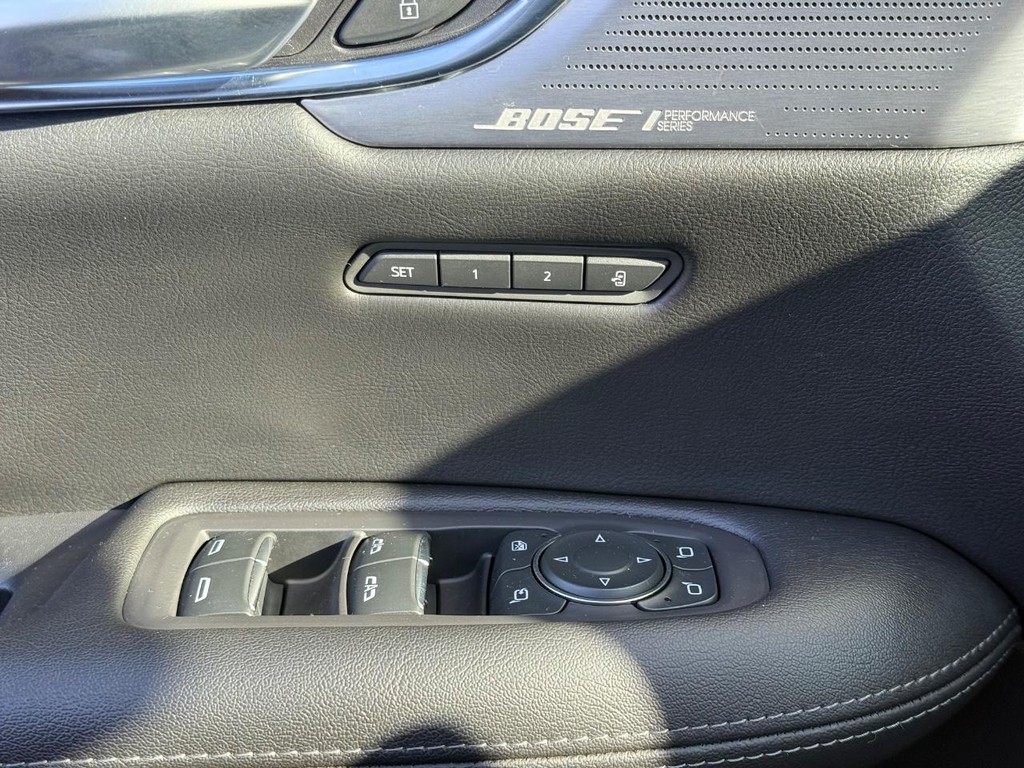 Cadillac XT5 Vehicle Full-screen Gallery Image 24