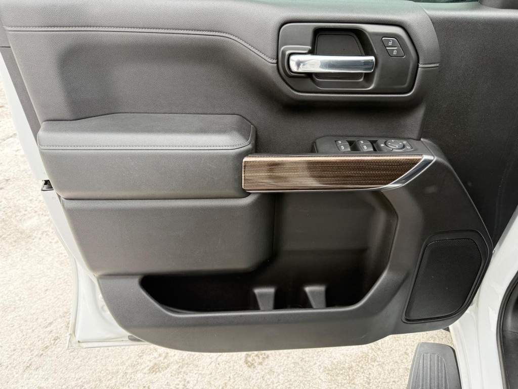 Chevrolet Silverado 1500 Vehicle Full-screen Gallery Image 13