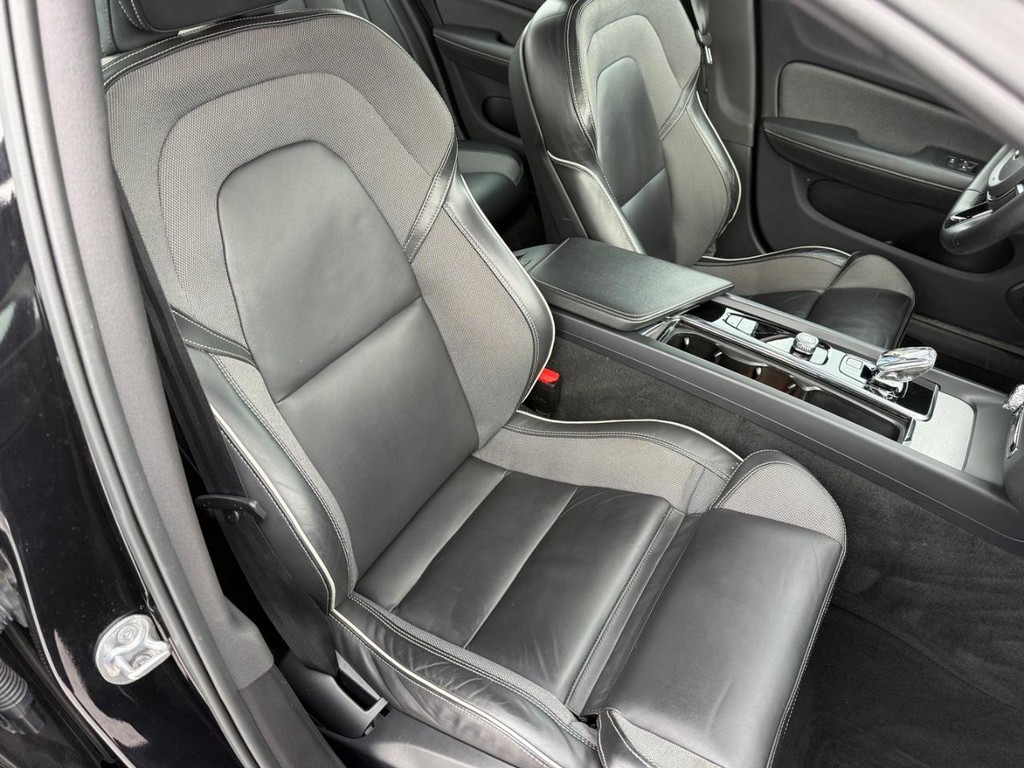 Volvo S60 Vehicle Full-screen Gallery Image 06