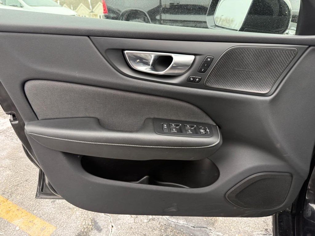 Volvo S60 Vehicle Full-screen Gallery Image 13