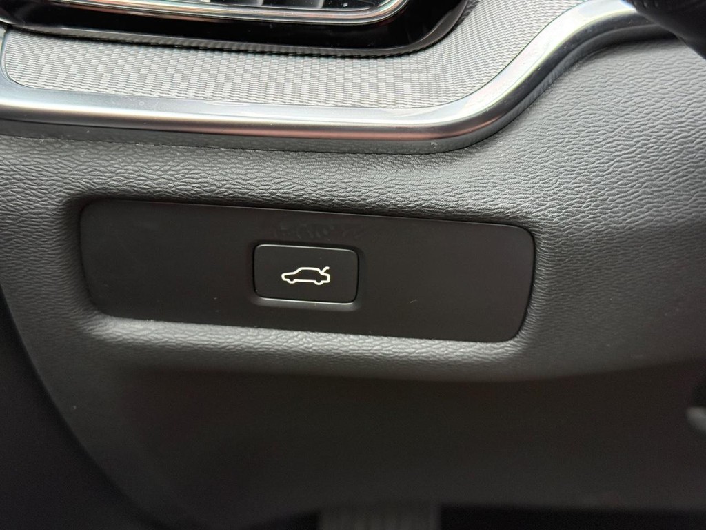 Volvo S60 Vehicle Full-screen Gallery Image 23