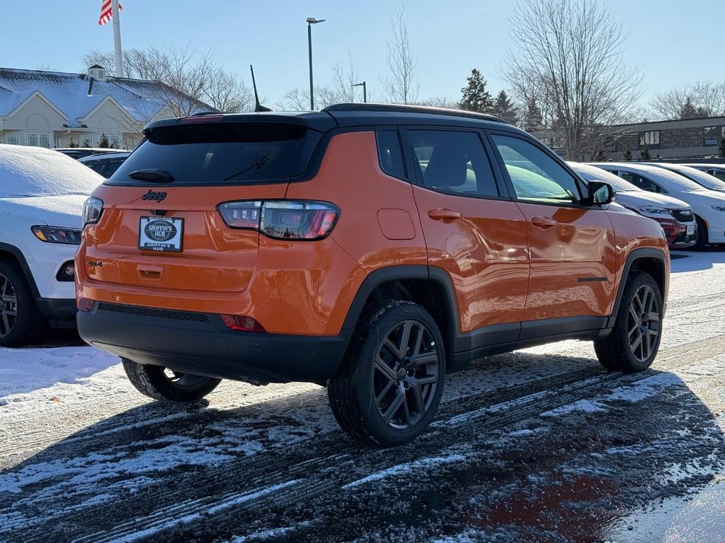 Jeep Compass Vehicle Full-screen Gallery Image 03