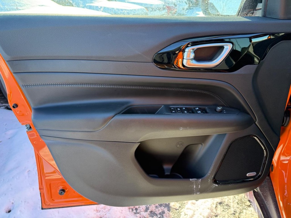 Jeep Compass Vehicle Full-screen Gallery Image 13