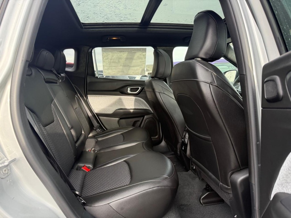 Jeep Compass Vehicle Full-screen Gallery Image 06