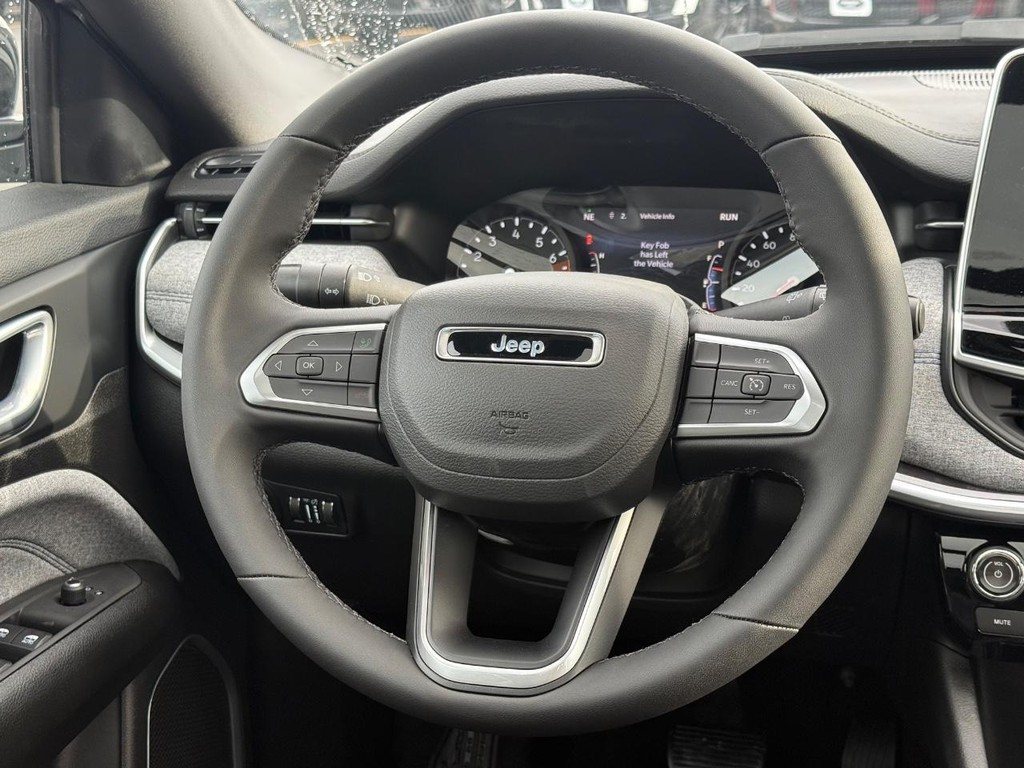 Jeep Compass Vehicle Full-screen Gallery Image 08