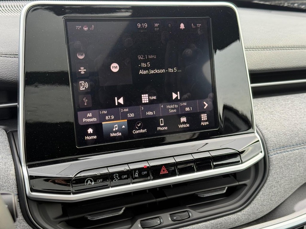 Jeep Compass Vehicle Full-screen Gallery Image 12