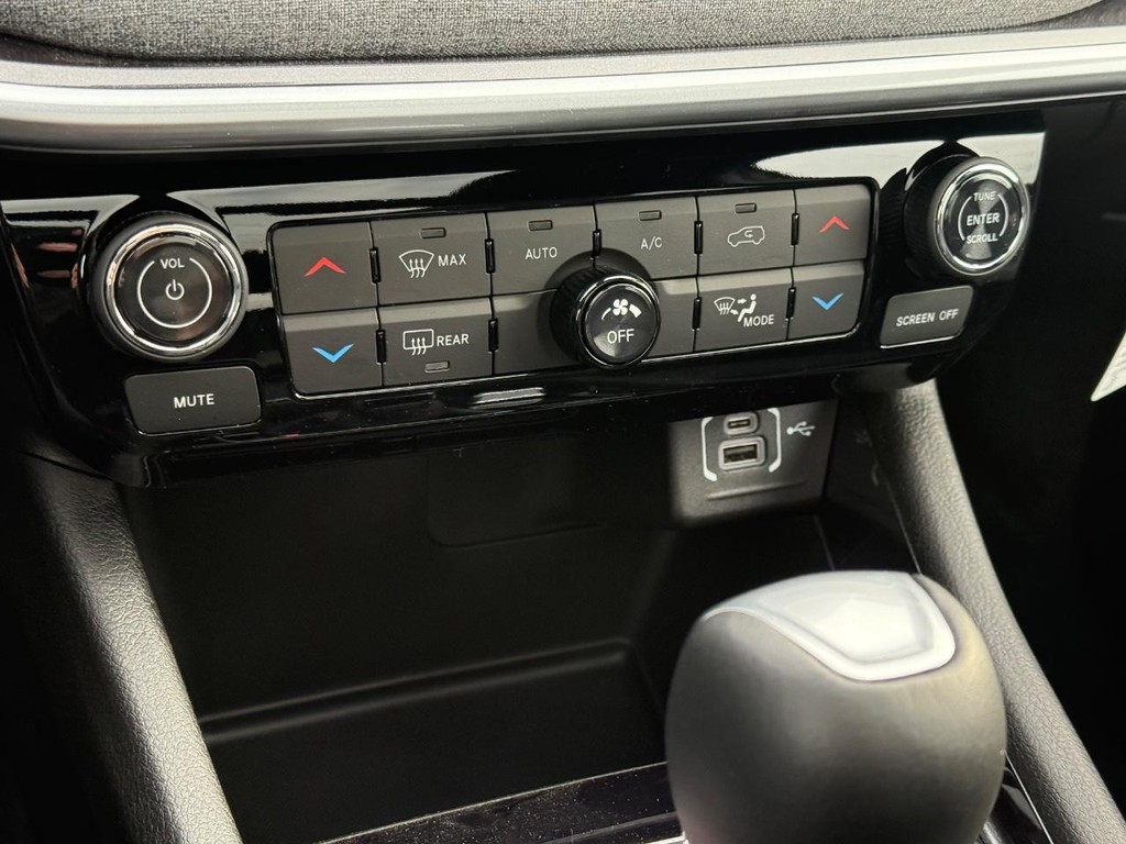 Jeep Compass Vehicle Full-screen Gallery Image 14