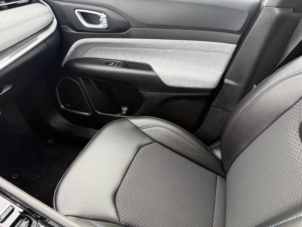 Jeep Compass Vehicle Full-screen Gallery Image 16