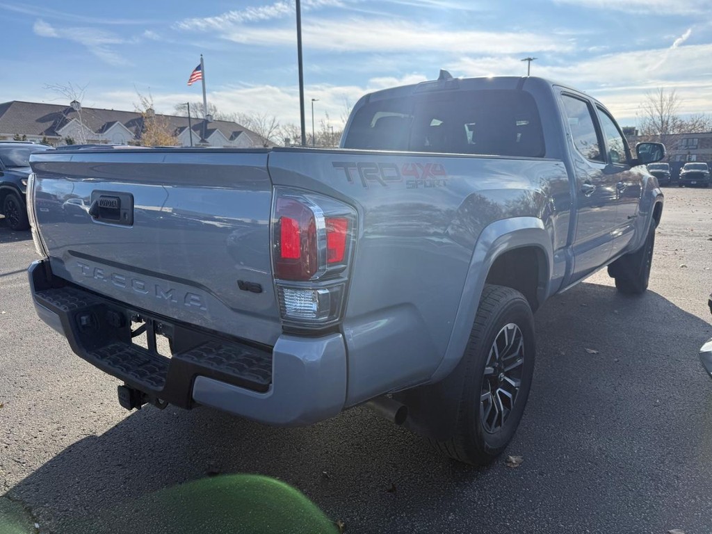 Toyota Tacoma 4WD Vehicle Full-screen Gallery Image 02