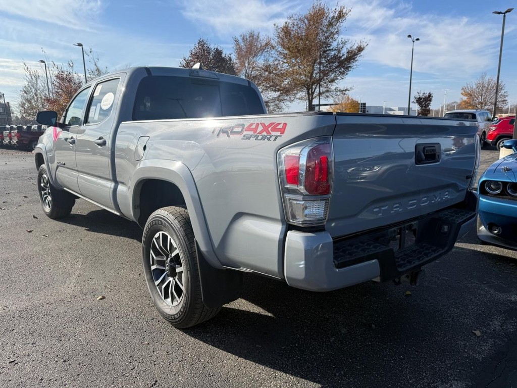 Toyota Tacoma 4WD Vehicle Full-screen Gallery Image 03