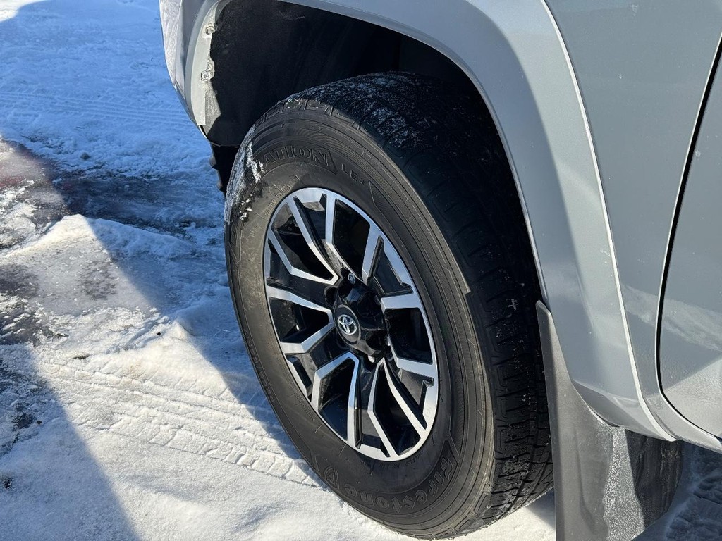 Toyota Tacoma 4WD Vehicle Full-screen Gallery Image 05