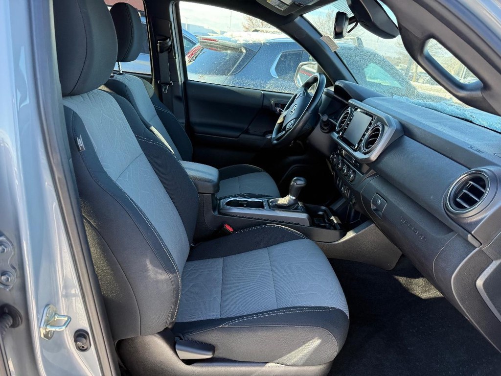 Toyota Tacoma 4WD Vehicle Full-screen Gallery Image 06