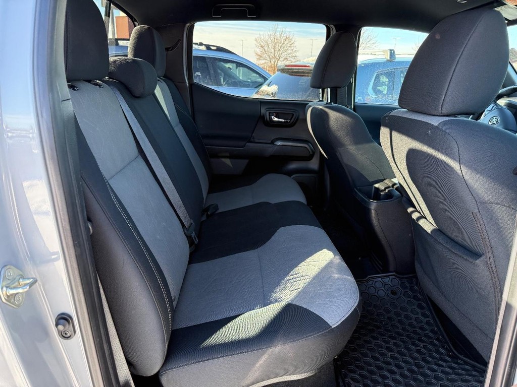 Toyota Tacoma 4WD Vehicle Full-screen Gallery Image 07