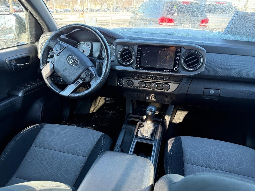 Toyota Tacoma 4WD Vehicle Full-screen Gallery Image 08