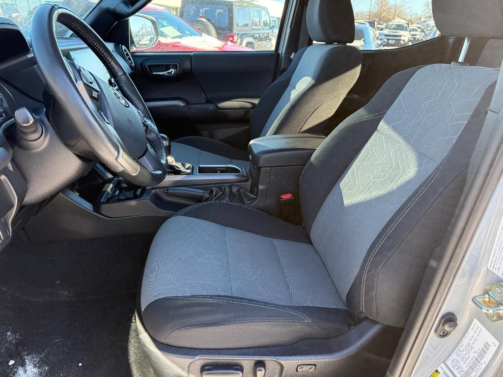 Toyota Tacoma 4WD Vehicle Full-screen Gallery Image 10