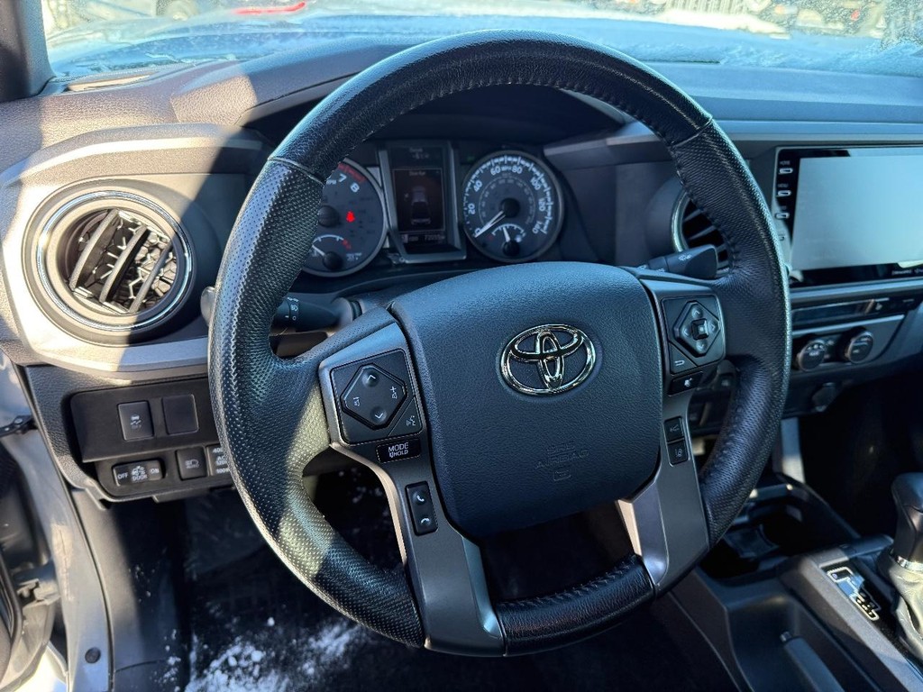 Toyota Tacoma 4WD Vehicle Full-screen Gallery Image 11