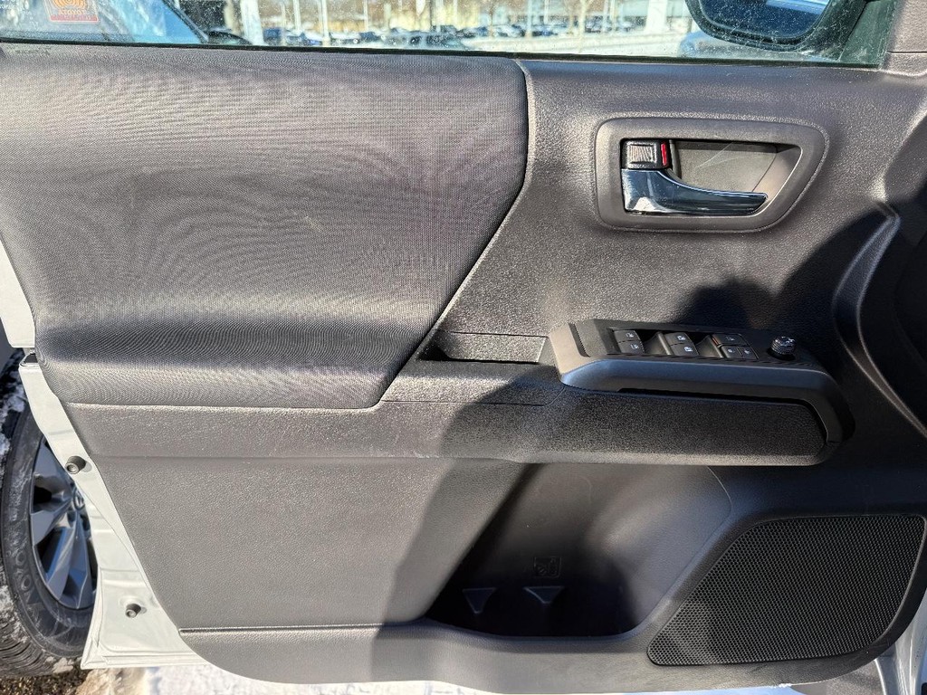 Toyota Tacoma 4WD Vehicle Full-screen Gallery Image 12