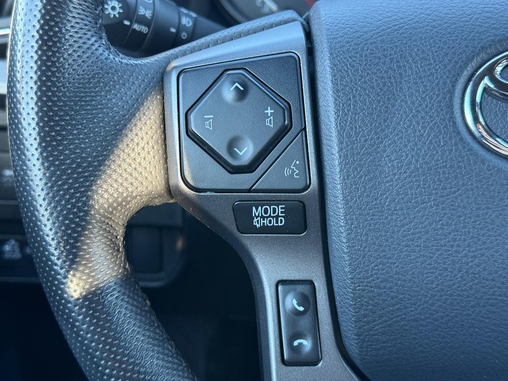 Toyota Tacoma 4WD Vehicle Full-screen Gallery Image 13