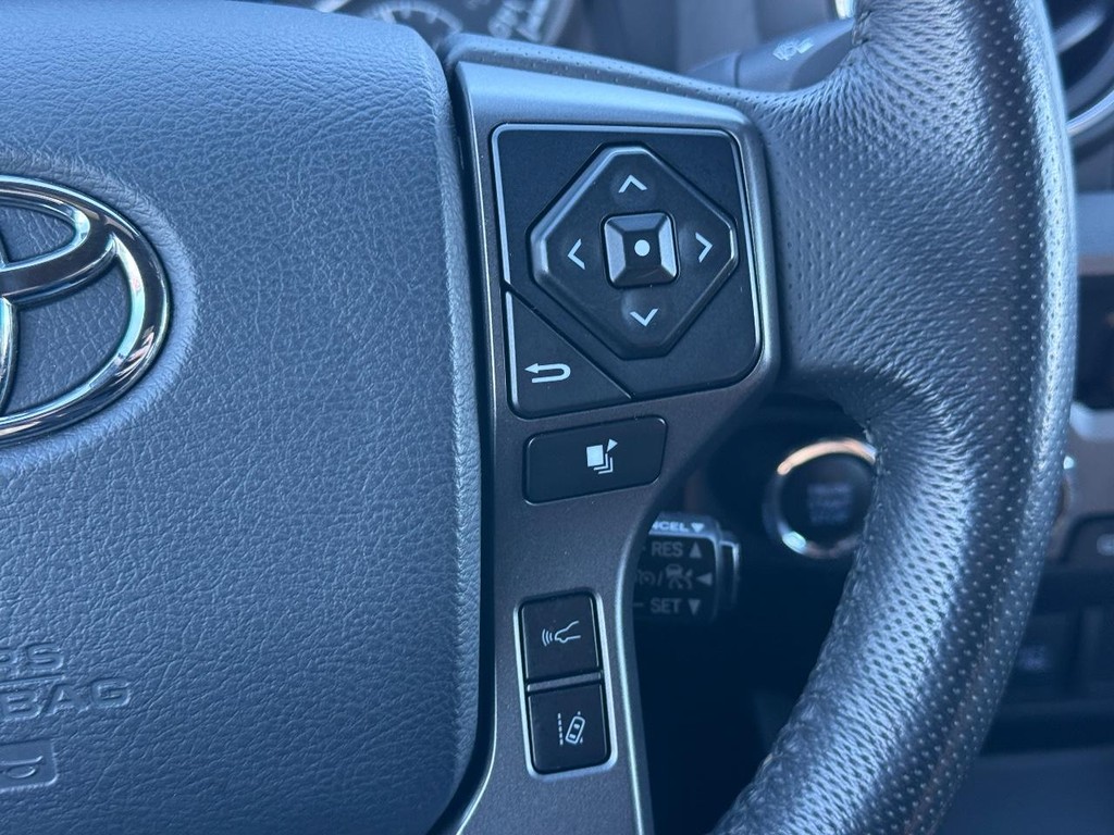 Toyota Tacoma 4WD Vehicle Full-screen Gallery Image 14