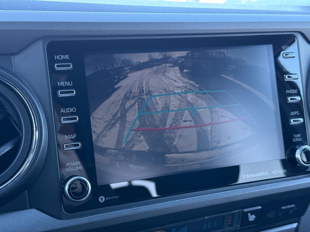 Toyota Tacoma 4WD Vehicle Full-screen Gallery Image 17