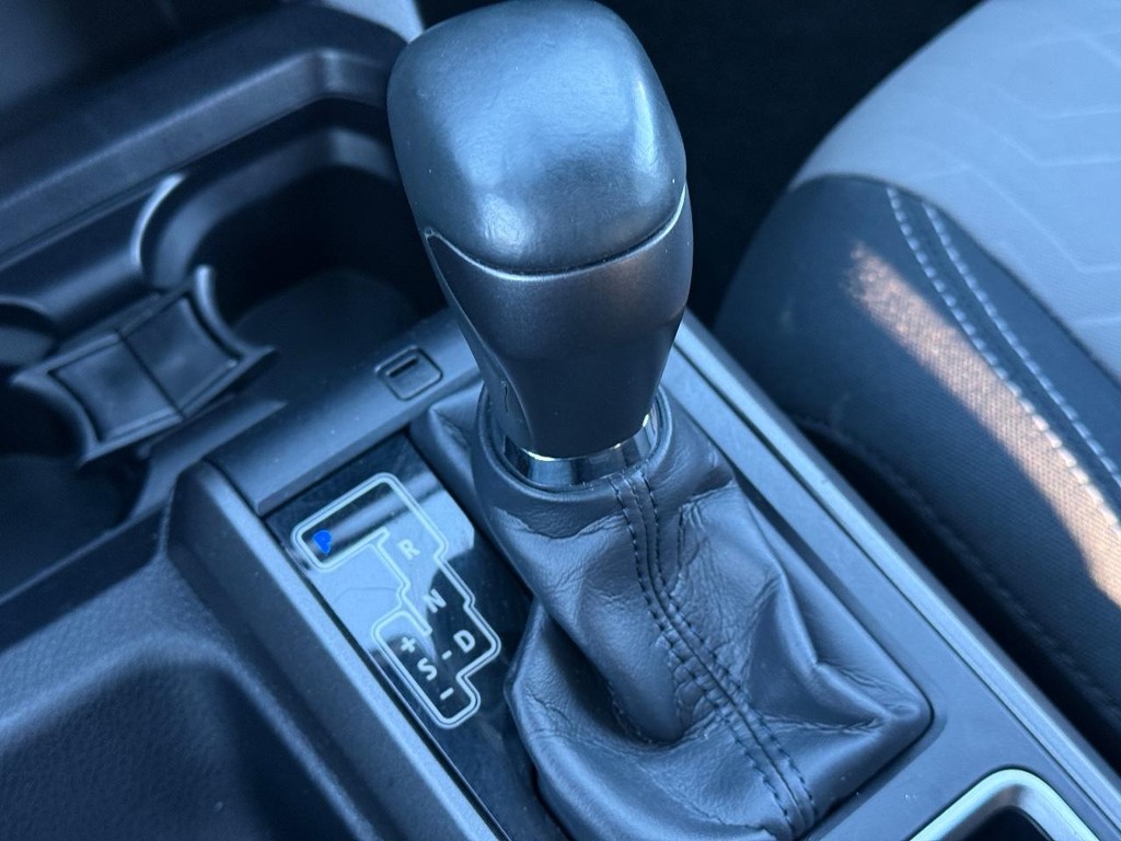 Toyota Tacoma 4WD Vehicle Full-screen Gallery Image 18