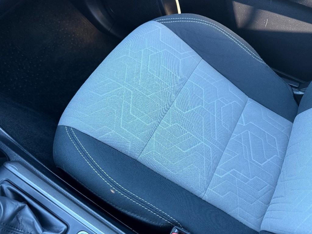 Toyota Tacoma 4WD Vehicle Full-screen Gallery Image 19