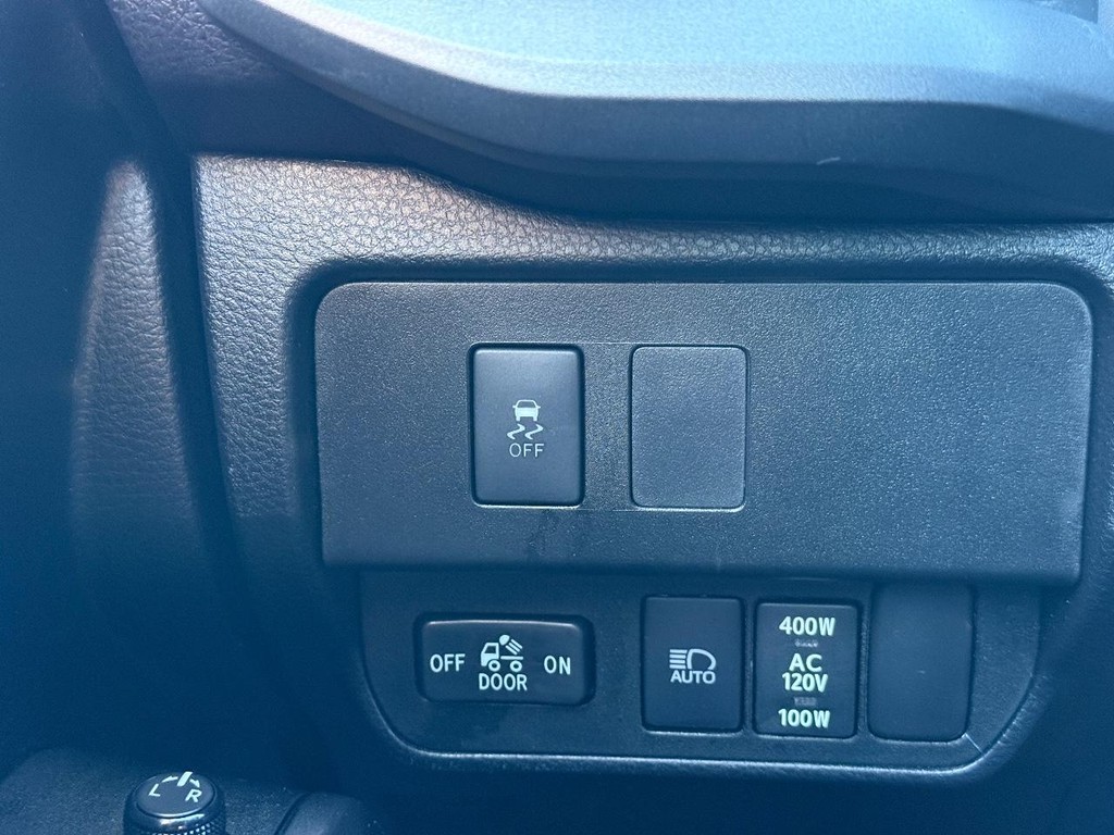 Toyota Tacoma 4WD Vehicle Full-screen Gallery Image 21