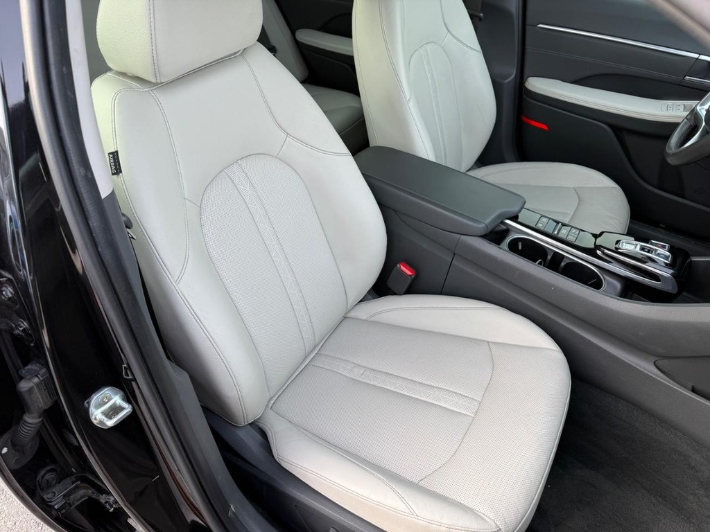 Hyundai Sonata Vehicle Full-screen Gallery Image 06