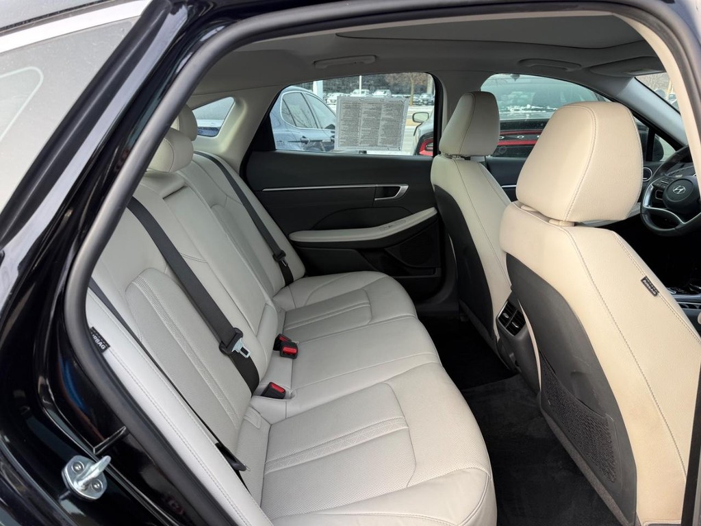 Hyundai Sonata Vehicle Full-screen Gallery Image 07