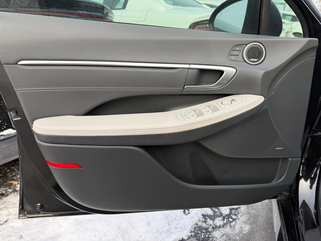 Hyundai Sonata Vehicle Full-screen Gallery Image 13