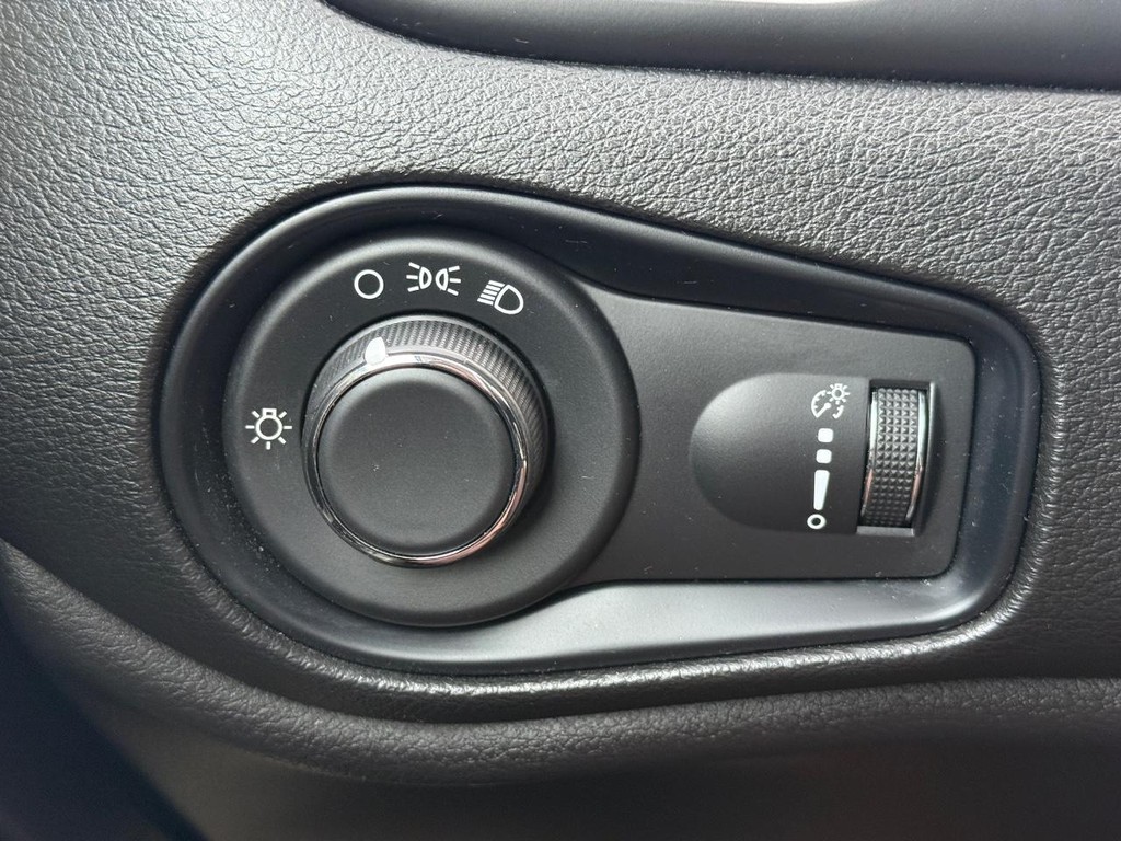 Hyundai Sonata Vehicle Full-screen Gallery Image 23