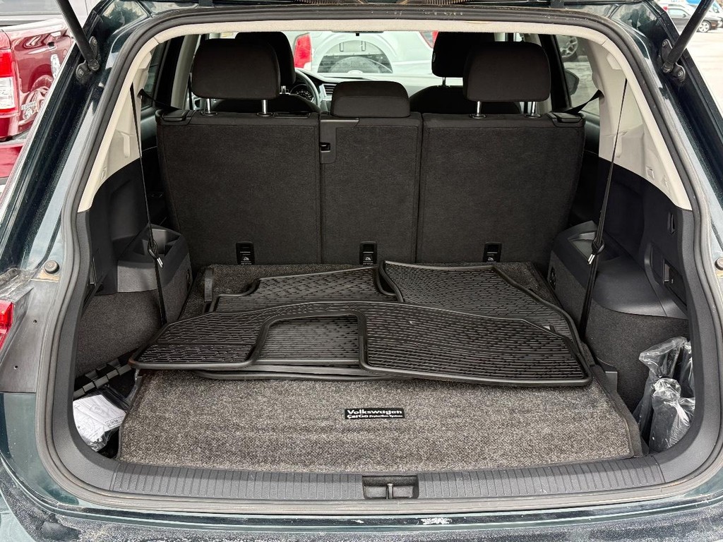 Volkswagen Tiguan Vehicle Full-screen Gallery Image 05