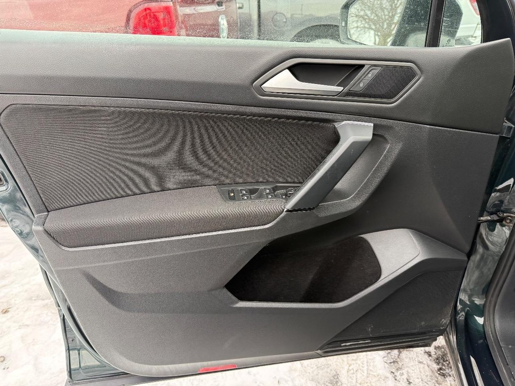 Volkswagen Tiguan Vehicle Full-screen Gallery Image 13