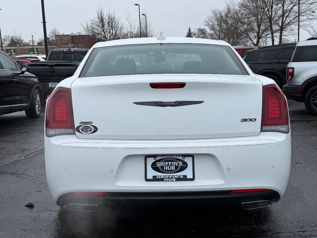 Chrysler 300 Vehicle Full-screen Gallery Image 03