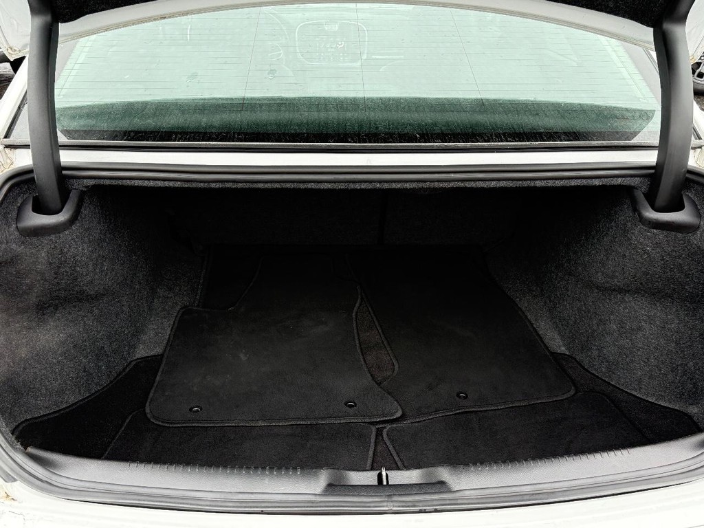 Chrysler 300 Vehicle Full-screen Gallery Image 05