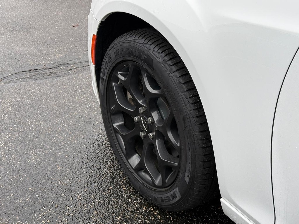 Chrysler 300 Vehicle Full-screen Gallery Image 06