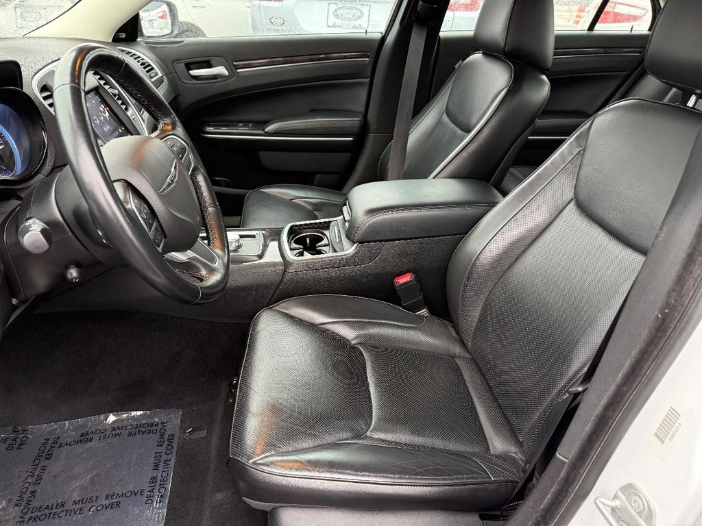 Chrysler 300 Vehicle Full-screen Gallery Image 07