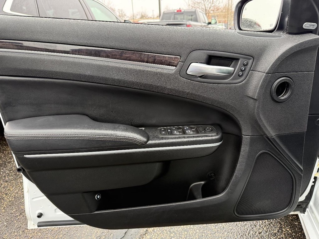 Chrysler 300 Vehicle Full-screen Gallery Image 08