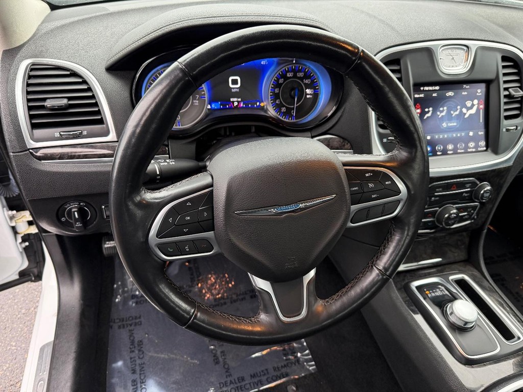 Chrysler 300 Vehicle Full-screen Gallery Image 09