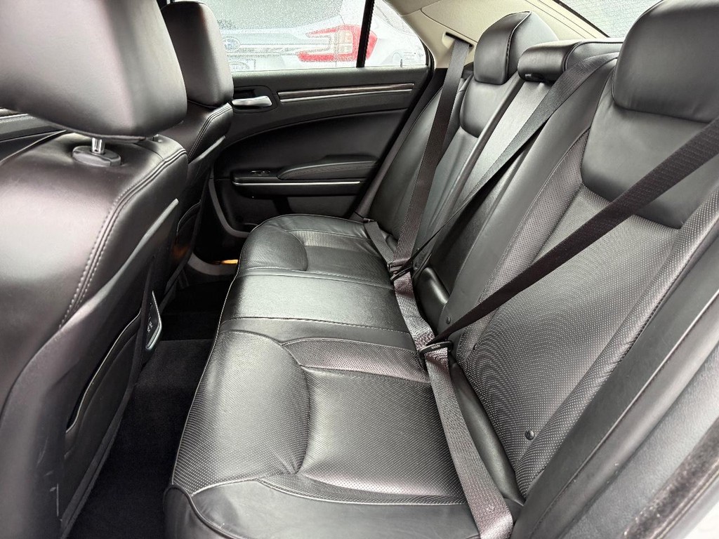 Chrysler 300 Vehicle Full-screen Gallery Image 10