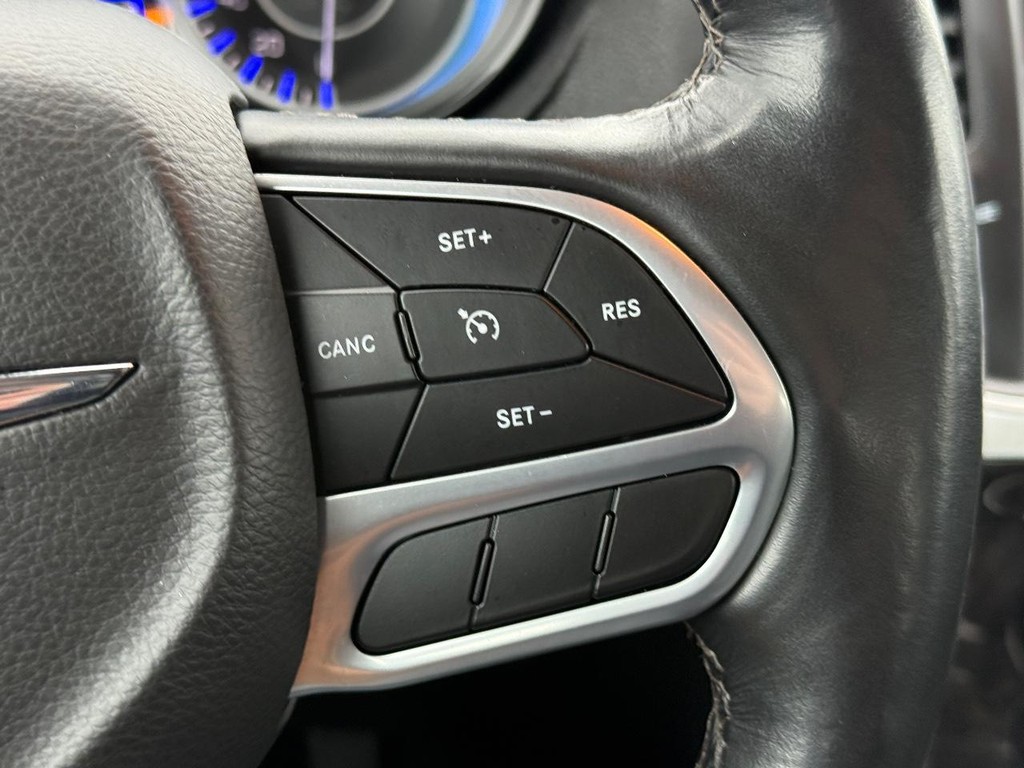 Chrysler 300 Vehicle Full-screen Gallery Image 12