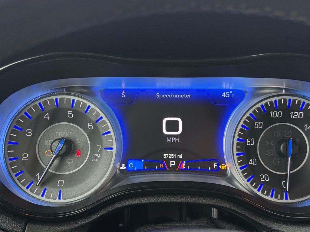 Chrysler 300 Vehicle Full-screen Gallery Image 13